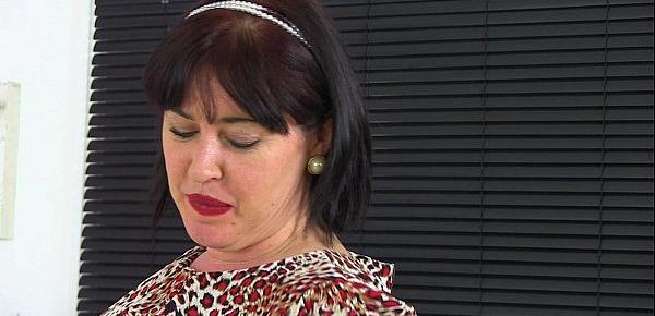  British milf Janey gives her hairy muff a dildo treat